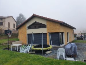 OSF Façade, façadiers experts en ravalement et maçonnerie à Lyon et Villefranche sur Saône . Travaux, enduit, étanchéité, entretien, nettoyage et peinture sur façades neuves et anciennes, finition fausses pierres. Nettoyage de toitures et réparation.