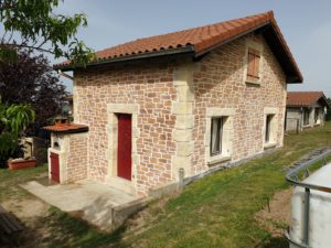 OSF Façade, façadiers experts en ravalement et maçonnerie à Lyon et Villefranche sur Saône . Travaux, enduit, étanchéité, entretien, nettoyage et peinture sur façades neuves et anciennes, finition fausses pierres. Nettoyage de toitures et réparation.