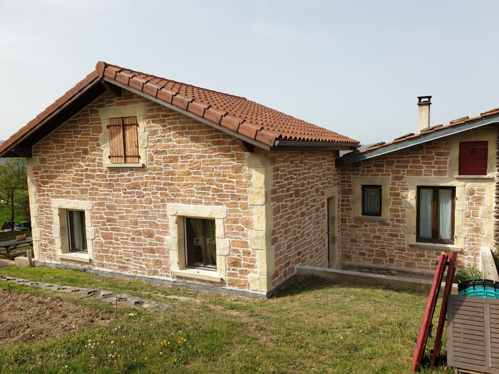 OSF Façade, façadiers experts en ravalement et maçonnerie à Lyon et Villefranche sur Saône . Travaux, enduit, étanchéité, entretien, nettoyage et peinture sur façades neuves et anciennes, finition fausses pierres. Nettoyage de toitures et réparation.